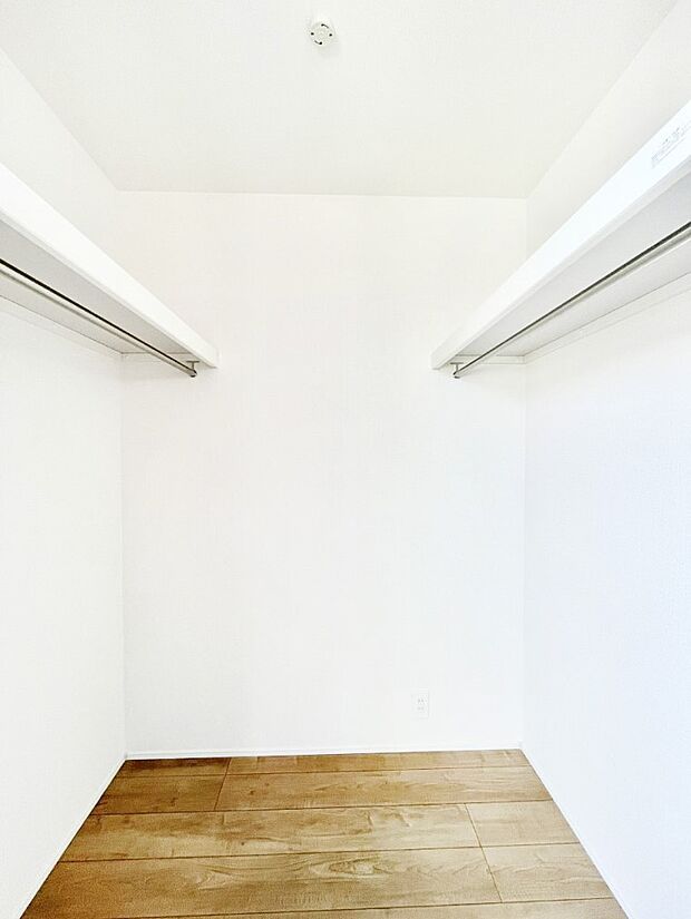 〜Walk-in Closet〜　必要なものやコーディネートを一覧して確認でき、身支度や準備が短時間で済むウォークインクローゼットを設置しました。家の中をすっきりとさせる便利な収納スペースです。