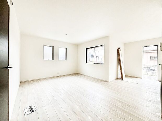 ~Living~ 豊かな陽光がこの場所を照らしだす。 光溢れるこの空間はみんなの笑顔が集う場所、時を忘れ、つきることのないたわいもない会話を楽しむ時間、たくさんの思いが綴られる場所。