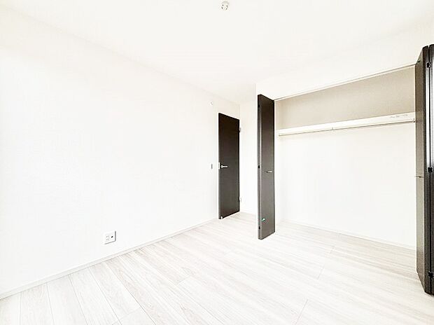 ~Bed Room~ 全居室には収納クローゼットを完備!普段使いのお洋服や小物はもちろん、季節物のお洋服などもしっかりと整理整頓おしまい頂けます。 居室空間を広く使用できますね。