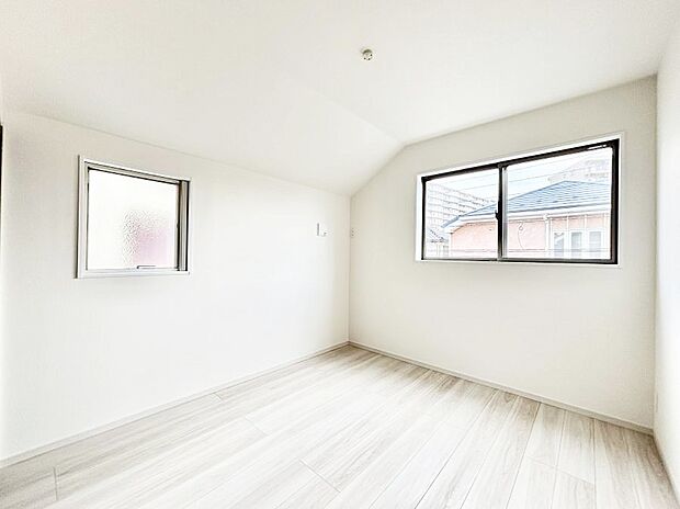 ~Bed Room~ 部屋数が多いのが戸建てのメリットです。ご家族が増えたことで手狭に感じていた住まいも戸建てでは各居室プライバシーを保つことができます。住まいにゆとりが生まれ心もリラックスできます♪