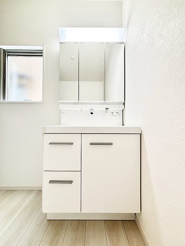 ~Dressing Room~ 暗くなりがちな洗面所も窓があると採光と換気が可能なので気持ちよくお使い頂けます。三面鏡タイプの洗面台は鏡裏収納で散らかりがちな洗面所もスッキリ♪