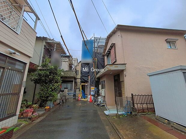 ~Exterior~ 晴天の青空と交り合う事で一段と煌めきを増す其の姿は、静止画で留めておくには惜しい外観。誕生した「お住まい」は季節・気候・時代の背景に捉われない珠玉の『空間」を実現しました