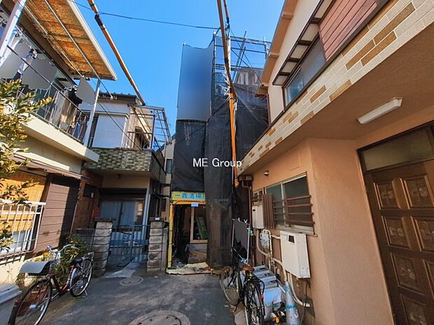 ~Exterior~ 晴天の青空と交り合う事で一段と煌めきを増す其の姿は、静止画で留めておくには惜しい外観。誕生した「お住まい」は季節・気候・時代の背景に捉われない珠玉の『空間」を実現しました