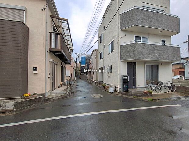 ~Exterior~ 前面道路:西 4m 私道 忙しく過ぎゆく日常を置き去るほど、ゆったりした時間が流れる住環境。『快適』は「家」と「街」と「環境」が調和した時に訪れるだと改めて感じさせてくれます。