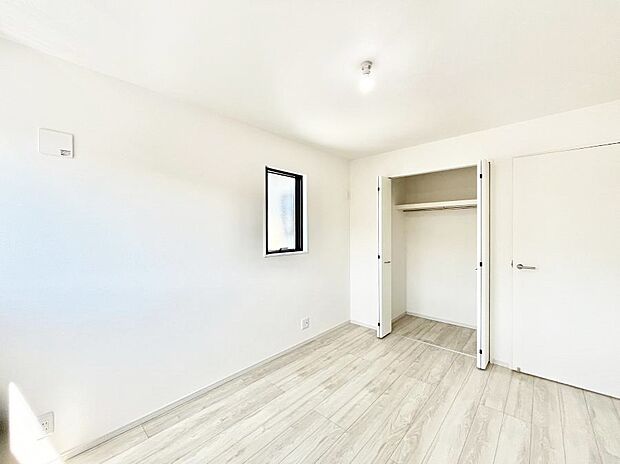 ◆2号棟◆～Bed Room～  全居室には収納クローゼットを完備！普段使いのお洋服や小物はもちろん、季節物のお洋服などもしっかりと整理整頓おしまい頂けます。  居室空間を広く使用できますね。