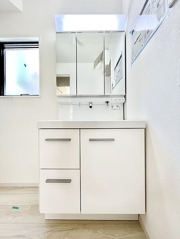 ◆2号棟◆～Dressing Room～　暗くなりがちな洗面所も窓があると採光と換気が可能なので気持ちよくお使い頂けます。三面鏡タイプの洗面台は鏡裏収納で散らかりがちな洗面所もスッキリ♪