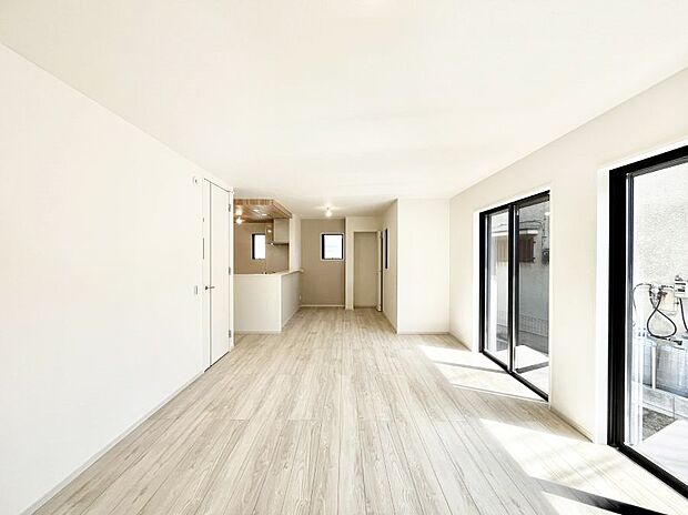 ◆2号棟◆～Living～　豊かな陽光がこの場所を照らしだす。光溢れるこの空間はみんなの笑顔が集う場所、時を忘れ、つきることのないたわいもない会話を楽しむ時間、たくさんの思いが綴られる場所。