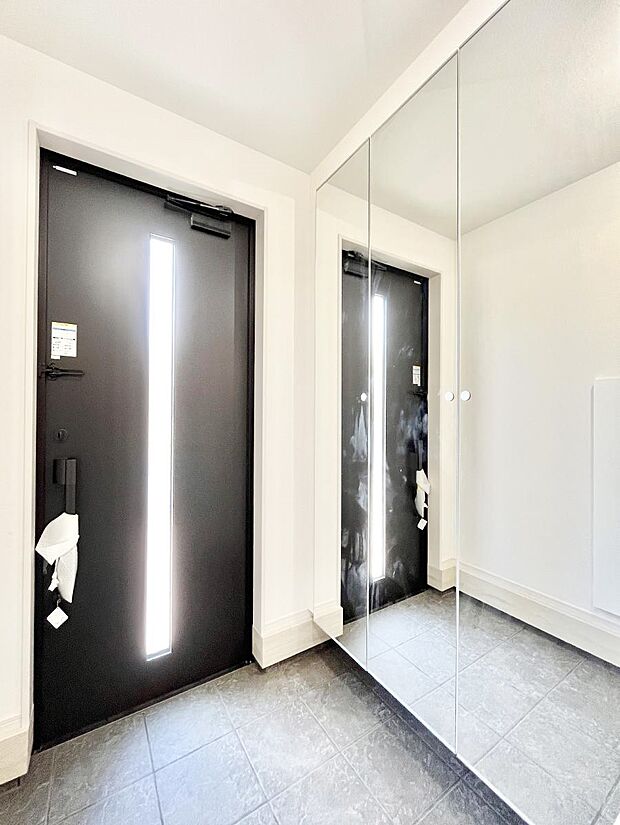 ◆1号棟◆~Entrance~ 下駄箱ミラー付なので、お出かけ前の身だしなみチェックに◎玄関はお客様をお出迎えする一番最初の場所、帰ってくる時に入る最初の場所。そんな場所だからこそ、より良い空間に♪