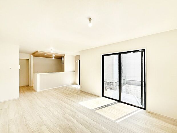 ◆1号棟◆~Living~ 飽きの来ないシンプルでおしゃれなLDK。大きな窓から日差しが差し込むので室内も明るく、家族の憩いの場としてピッタリです。開放感と日当たりの良さを是非ご覧ください!