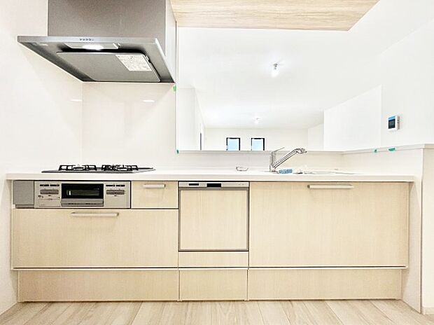 ◆1号棟◆~Kitchen~ 会話が弾むリビング、料理が愉しくなるキッチン。家は、ただ生活する場ではなく、暮らしを愉しく、快適にする場所。笑顔の毎日、安らぎの日々のために、最新の設備・仕様を採用。