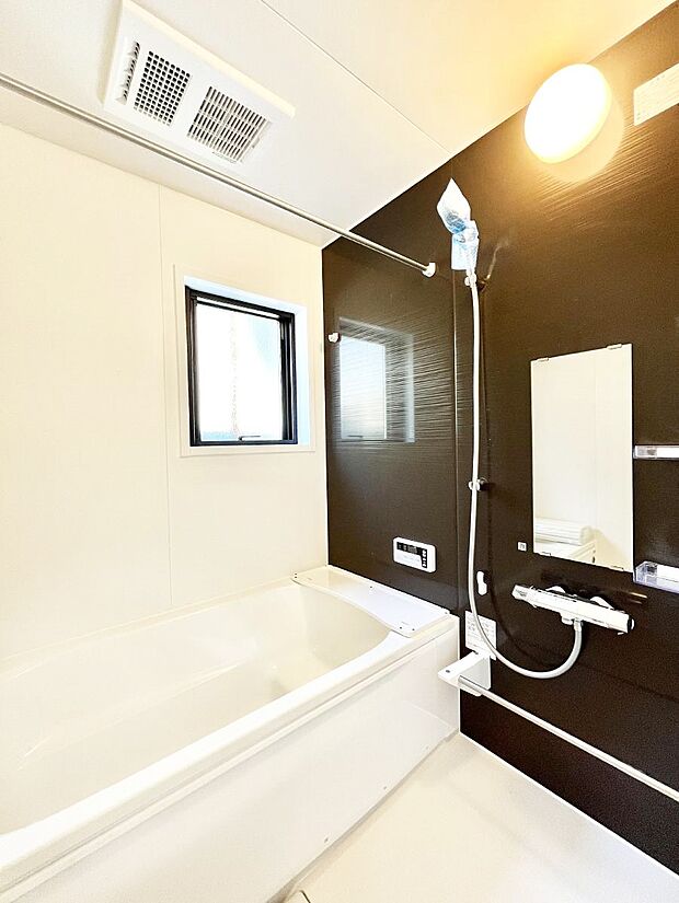 ◆1号棟◆~Bath Room~ 窓付きのバスルームは、採光もあり明るく気持ちの良い空間です。窓があることで、換気環境も良好。ゆったり寛げるバスルームで、毎日のバスタイムが楽しみになりそうです。