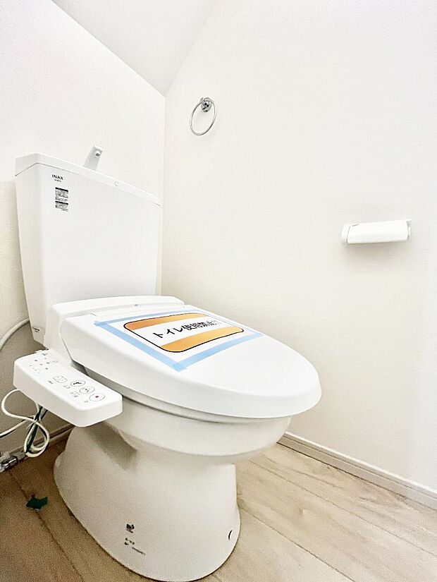 ◆1号棟◆~Toilet~ 清潔感のある水回り♪トイレはウォシュレット付きです◎トイレは毎日使わざるを得ないもの。いつも清潔を保ちたいですね。トイレが2ヶ所あるので朝の混雑時に便利です!