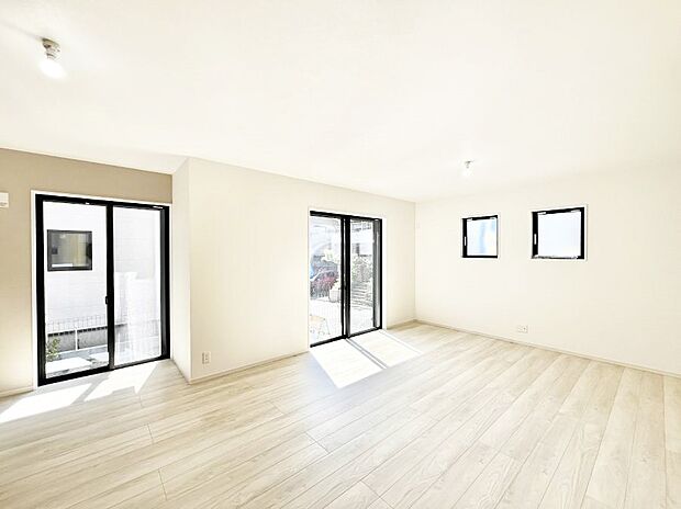 ◆1号棟◆~Living~ 豊かな陽光がこの場所を照らしだす。光溢れるこの空間はみんなの笑顔が集う場所、時を忘れ、つきることのないたわいもない会話を楽しむ時間、たくさんの思いが綴られる場所。