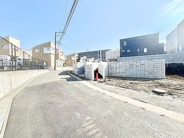 前面道路も広いため駐車しやすい！