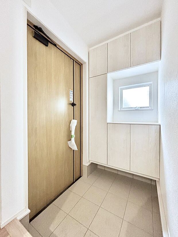 ~Entrance~ 家の中でお客様を迎える最初の場所である玄関は、家の印象そのものです!豊富な玄関収納で、常に綺麗に保つことが出来ます♪玄関にはたっぷり収納の下駄箱を完備!