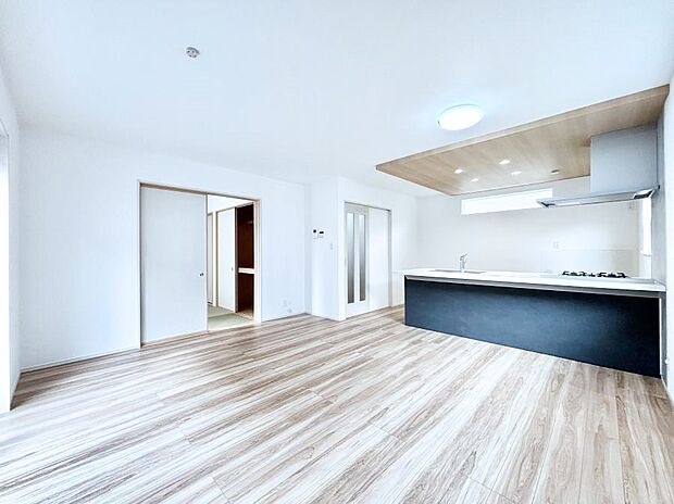 ～Living～　家族の食事や団らんのほか、子どもを遊ばせたり、友人を招いたりするLDKは住まいの中心。長時間過ごす場所だから、その空間は住まい全体の居心地を左右します。