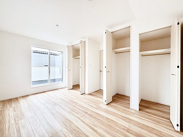 ~Bed Room~ 部屋数が多いのが戸建てのメリットです。ご家族が増えたことで手狭に感じていた住まいも戸建てでは各居室プライバシーを保つことができます。住まいにゆとりが生まれ心もリラックスできます♪