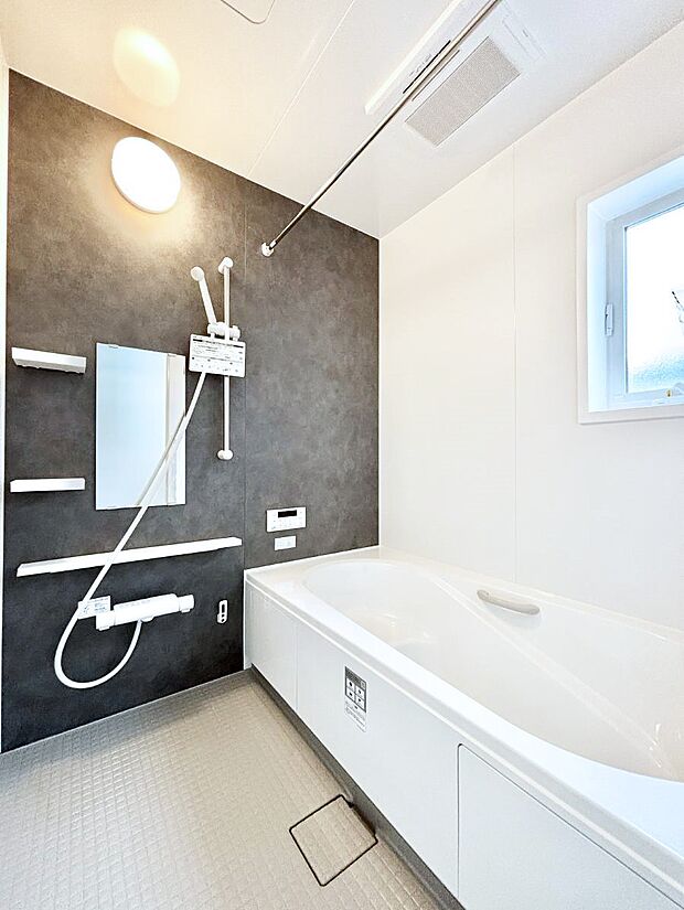 ~Bath Room~ 落ち着いた雰囲気の浴室で明日に向けてリフレッシュ。浴室乾燥機能も付いているので隣の洗濯機置き場で洗い上がった洗濯物を、雨の日も天気を気にせず乾燥させることも可能です。
