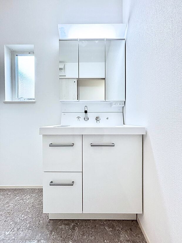 ~Dressing Room~ 暗くなりがちな洗面所も窓があると採光と換気が可能なので気持ちよくお使い頂けます。三面鏡タイプの洗面台は鏡裏収納で散らかりがちな洗面所もスッキリ♪