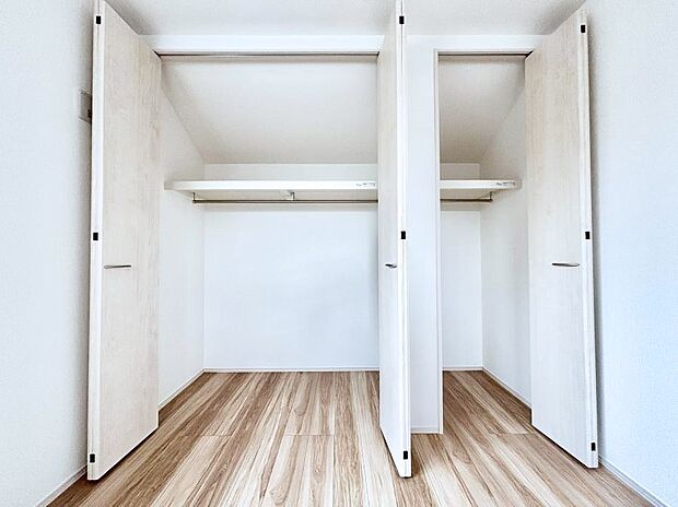 ~Closet~ 壁面クローゼットがあればタンスを置く必要がなく、出っ張りのないスッキリ空間を維持できます。限られたスペースを有効に活用できそう。季節の衣類や趣味の品などたっぷり収納出来ますね♪