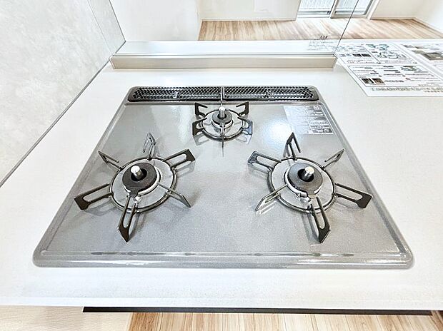 ガスコンロはＳｉセンサー搭載。火力調節や焦げ付き・消し忘れも防いでくれます。