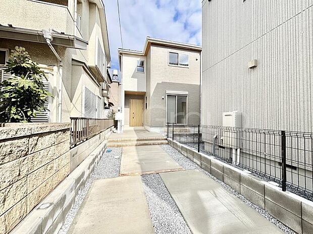 ~Exterior~ 閑静な住宅地で子育て家族にピッタリ。 毎日のお散歩も快適な緑に恵まれたエリアで、自然に包まれた穏やかな暮らしを実現するための、ゆとりある住環境が整っています。
