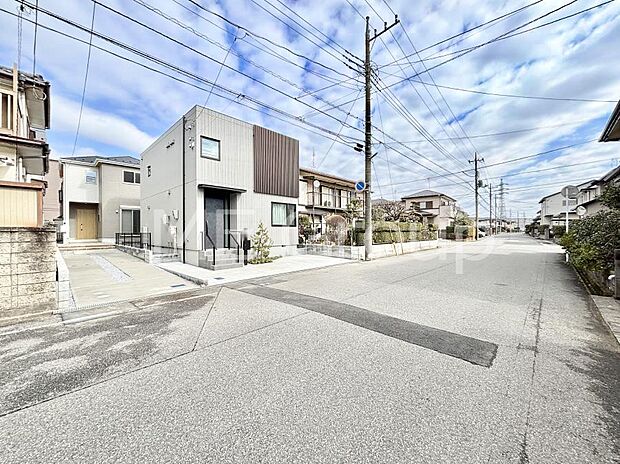 〜Exterior〜　前面道路：南 8m 公道　前面道路は閑静な住宅地をはしる車通りの少ない道路。駐車の出し入れもらくらくです！ご不明点・現地見学のご希望は、お気軽にお問い合わせください！