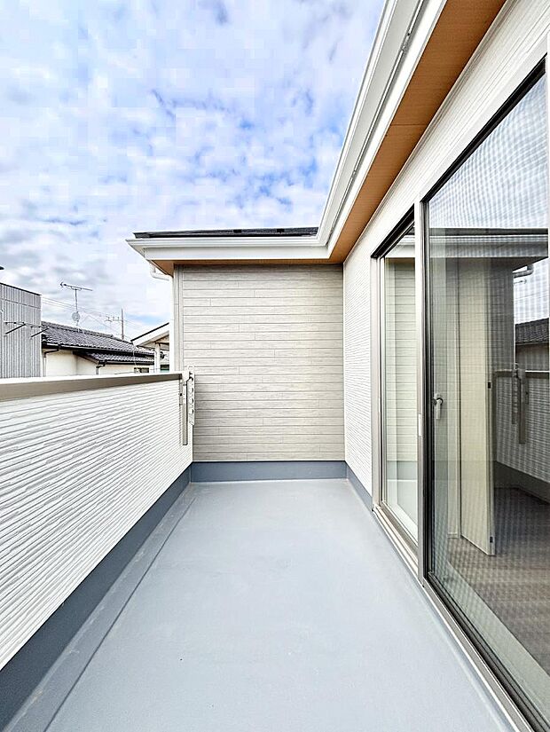 ~Balcony~ 南向きのバルコニーの前には雲以外に太陽を遮るものがありません。お洗濯物も乾きやすく、何より明るく気持ちのいい光が入ってきます。使いやすく開放的なバルコニーです♪