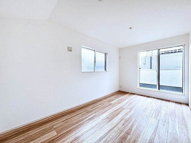 ~Bed Room~ 「今日も一日お疲れ様」とご夫婦でゆったりくつろげる寝室。 毎日の家事やお仕事に疲れた日はフカフカのベットで癒されてください。テレビや本棚をおいても快適な広さが自慢♪