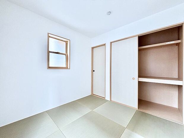 ~Japanese Room~ LDK隣接の和室は、アイロンがけなど奥様の家事スペースとして、また小さなお子様のいるご家庭ではお昼寝やおむつ替えの場としてご活用いただけます。