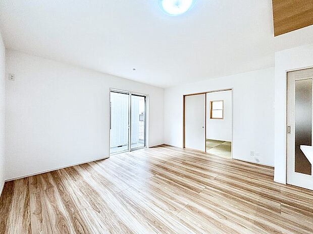 ～Living～　豊かな陽光がこの場所を照らしだす。光溢れるこの空間はみんなの笑顔が集う場所、時を忘れ、つきることのないたわいもない会話を楽しむ時間、たくさんの思いが綴られる場所。