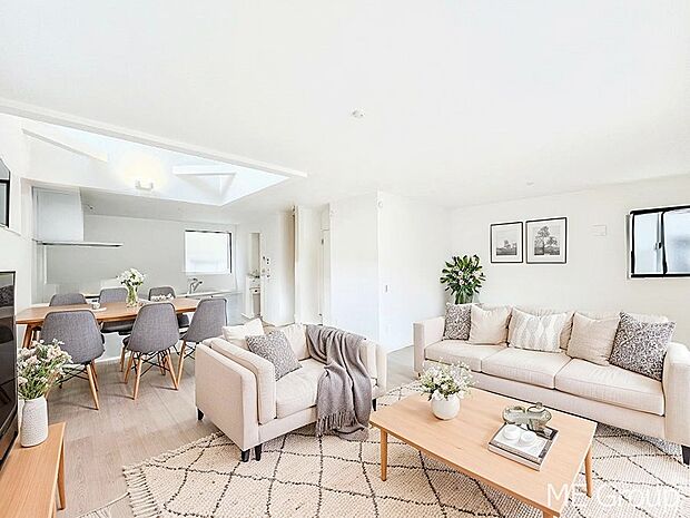 ~Living~ 家族の会話や笑顔が行き交うリビングです。子供が走ってる姿を見ながら、大きなソファやダイニングテーブルでゆったり食事をしたりくつろぎたい♪そんな夢が叶えられる空間です!※家具はCGです