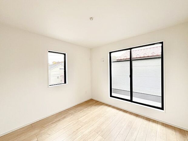 ~Bed Room~ 部屋数が多いのが戸建てのメリットです。ご家族が増えたことで手狭に感じていた住まいも戸建てでは各居室プライバシーを保つことができます。住まいにゆとりが生まれ心もリラックスできます♪