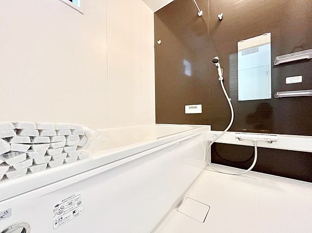 ~Bath Room~ 落ち着いた雰囲気の浴室で明日に向けてリフレッシュ。浴室乾燥機能も付いているので隣の洗濯機置き場で洗い上がった洗濯物を、雨の日も天気を気にせず乾燥させることも可能です。