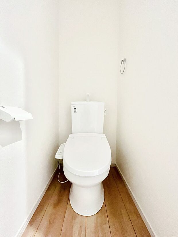 ~Toilet~ 綺麗・スッキリ・快適なウォシュレット付トイレでくつろげる空間です。トイレは毎日使わざるを得ないもの。いつも清潔を保ちたいですね。トイレが2ヶ所あるので朝の混雑時に便利です!