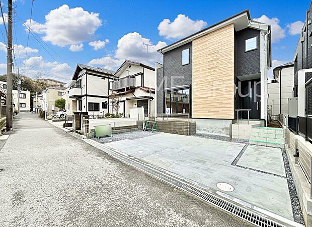 ~Exterior~ 前面道路:北東 4m 公道 前面道路は閑静な住宅地をはしる車通りの少ない道路。駐車の出し入れもらくらくです!ご不明点・現地見学のご希望は、お気軽にお問い合わせください!