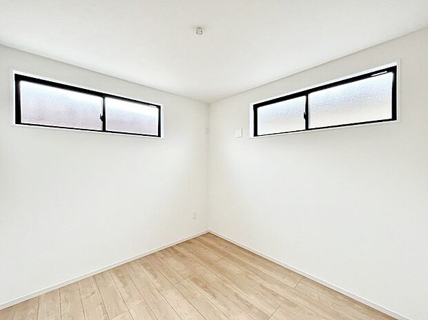 ~Bed Room~ 2面採光を確保した明るい室内は、風通しも良く、大変居心地の良い空間となっております。爽やかな風を感じて起きる朝は、快適生活の始まりに!日当たりや通風がとても良い住まい♪