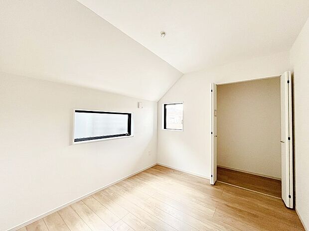 ~Bed Room~ 子供部屋はお子様にとって大変重な役割があります。子供一人で過ごす空間を与えることで、宿題や勉強時間も自然と増えまた自ら部屋の片付けや掃除なども促すことに繋がります。