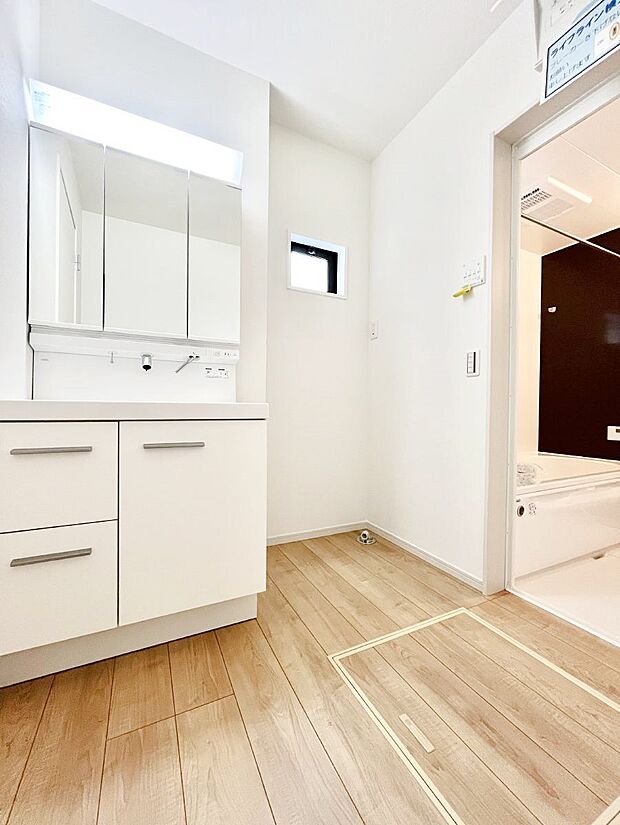 ~Dressing Room~ 清潔感溢れる色合いで統一されていると、スッキリと整った印象をうけます。 鏡の裏にはたっぷりと収納スペースを標準装備! 水廻りは、シンプルかつ機能性を重視して。