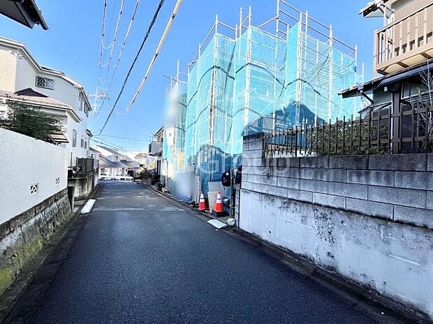 〜Exterior〜 前面道路は閑静な住宅地をはしる車通りの少ない道路。駐車の出し入れもらくらくです!ご不明点・現地見学のご希望は、お気軽にお問い合わせください!