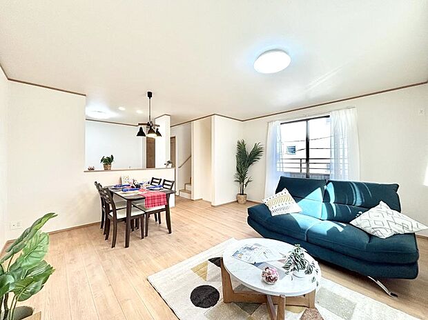 〜Living〜　飽きの来ないシンプルでおしゃれなLDK。大きな窓から日差しが差し込むので室内も明るく、家族の憩いの場としてピッタリです。開放感と日当たりの良さを是非ご覧ください！