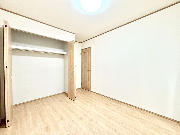 〜Bed Room〜全居室には収納クローゼットを完備！普段使いのお洋服や小物はもちろん、季節物のお洋服などもしっかりと整理整頓おしまい頂けます。  居室空間を広く使用できますね。