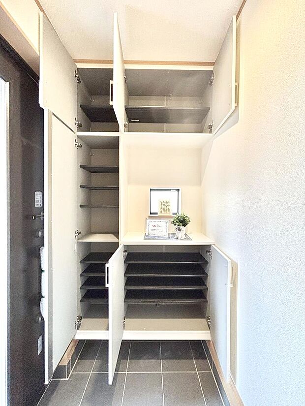 たっぷり収納できるシューズボックスで家族全員の靴も、玄関すっきり。  