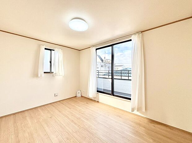 〜Bed Room〜　2面採光を確保した明るい室内は、風通しも良く、大変居心地の良い空間となっております。爽やかな風を感じて起きる朝は、快適生活の始まりに！日当たりや通風がとても良い住まい♪