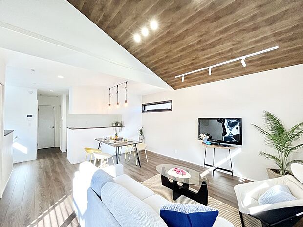 ~Living~ 家族の食事や団らんのほか、子どもを遊ばせたり、友人を招いたりするLDKは住まいの中心。長時間過ごす場所だから、その空間は住まい全体の居心地を左右します。