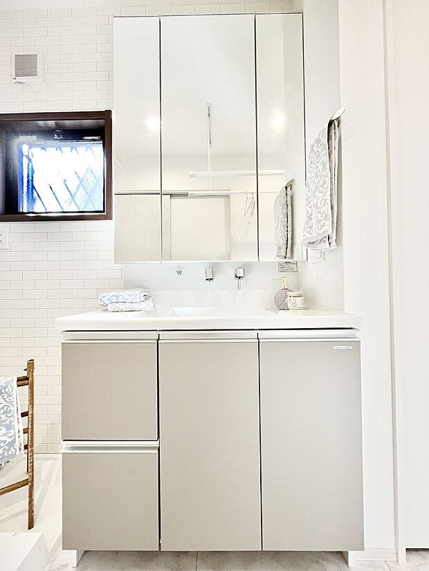 〜Dressing Room〜　清潔感溢れる色合いで統一されていると、スッキリと整った印象をうけます。鏡の裏にはたっぷりと収納スペースを標準装備！  水廻りは、シンプルかつ機能性を重視して。