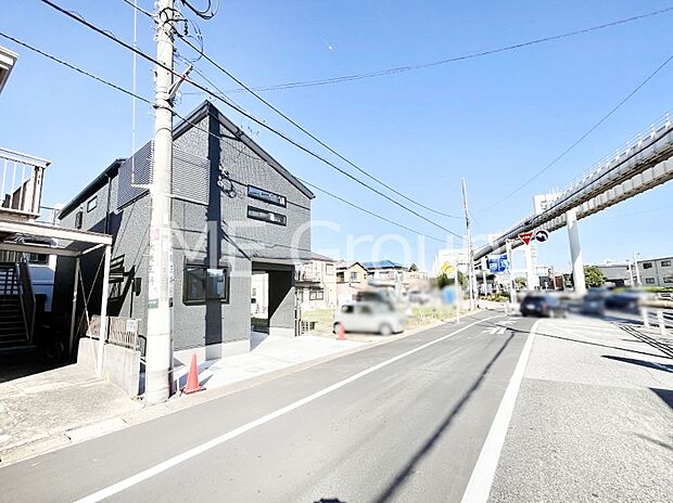 前面道路: 閑静な住宅地をはしる車通りの少ない道路。 駐車の出し入れもらくらくです!ご不明点・現地見学のご希望は、お気軽にお問い合わせください! 周辺には買い物環境も充実♪