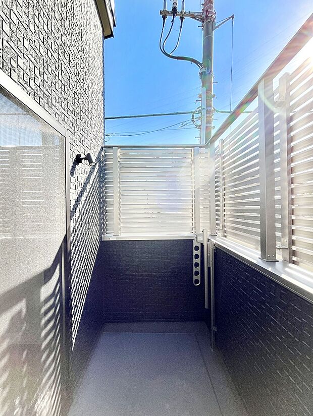 〜Balcony〜バルコニーは温かい陽がさしこみ、お布団や洗濯物を気持ちよく干すことができます。使いやすく開放的なバルコニーです♪陽ざしがたっぷり降り注ぐ、バルコニー付き住まい。  
