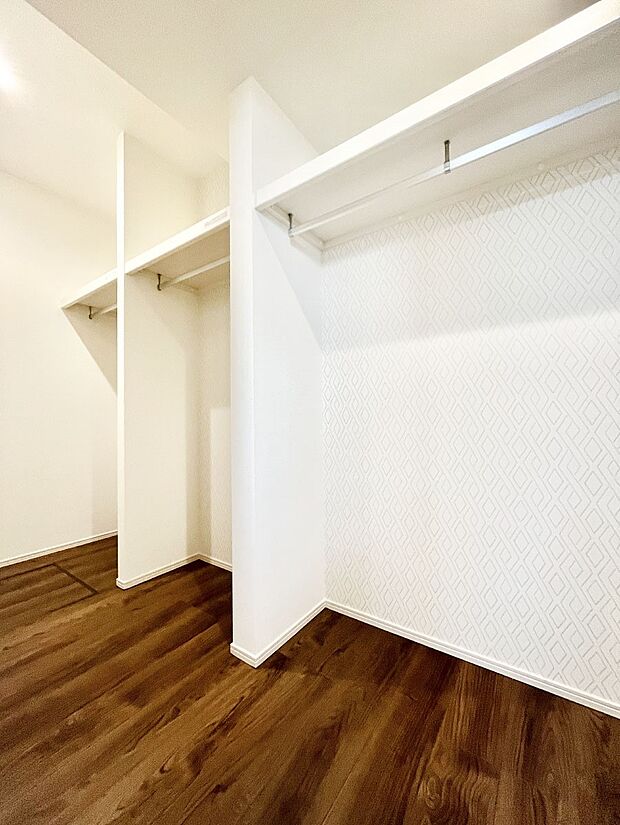 ~Walk-in Closet~ 必要なものやコーディネートを一覧して確認でき、身支度や準備が短時間で済むウォークインクローゼットを設置しました。家の中をすっきりとさせる便利な収納スペースです。