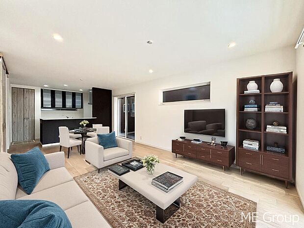 家族の和やかな会話が聞こえてきそう。開放感のあるリビングです。※家具はCGです  